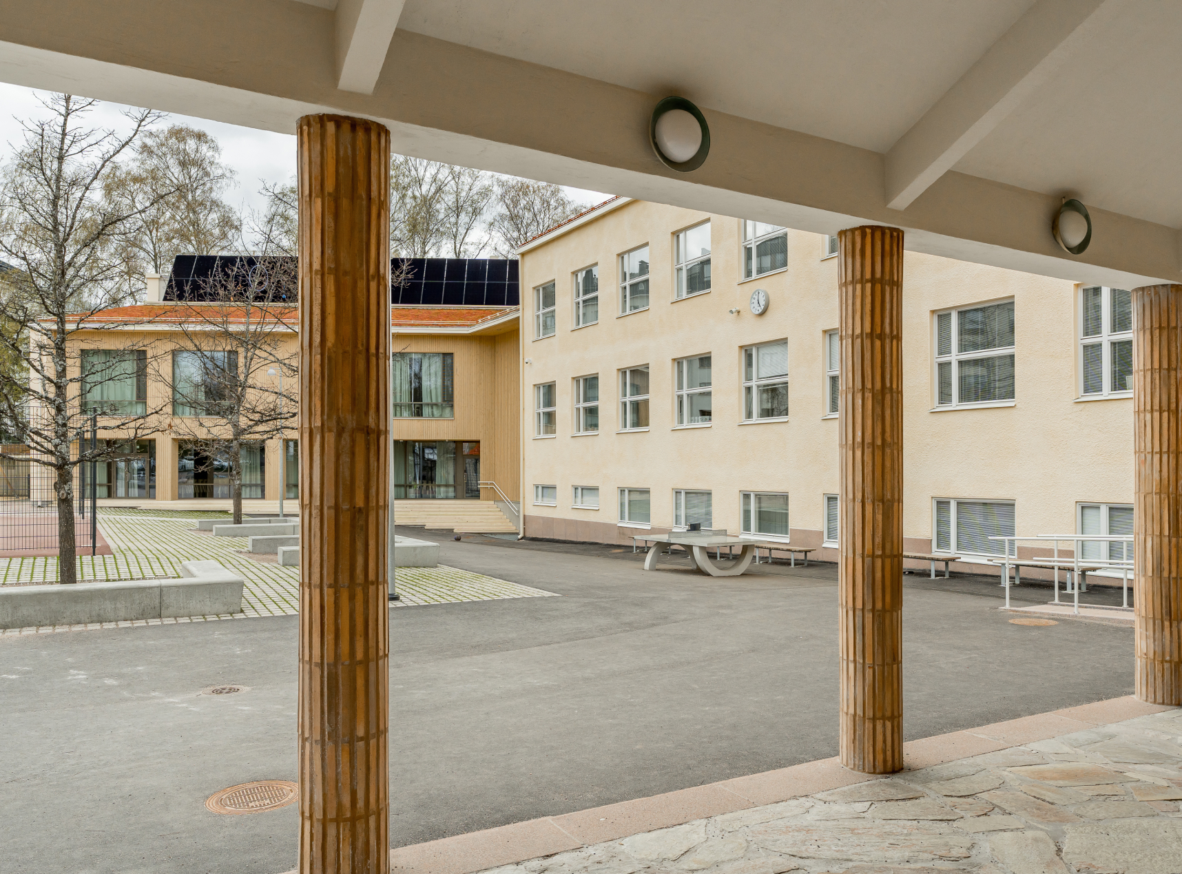 Facade of Hoplaxskolan M0-5, elementary school in Munkkiniemi.