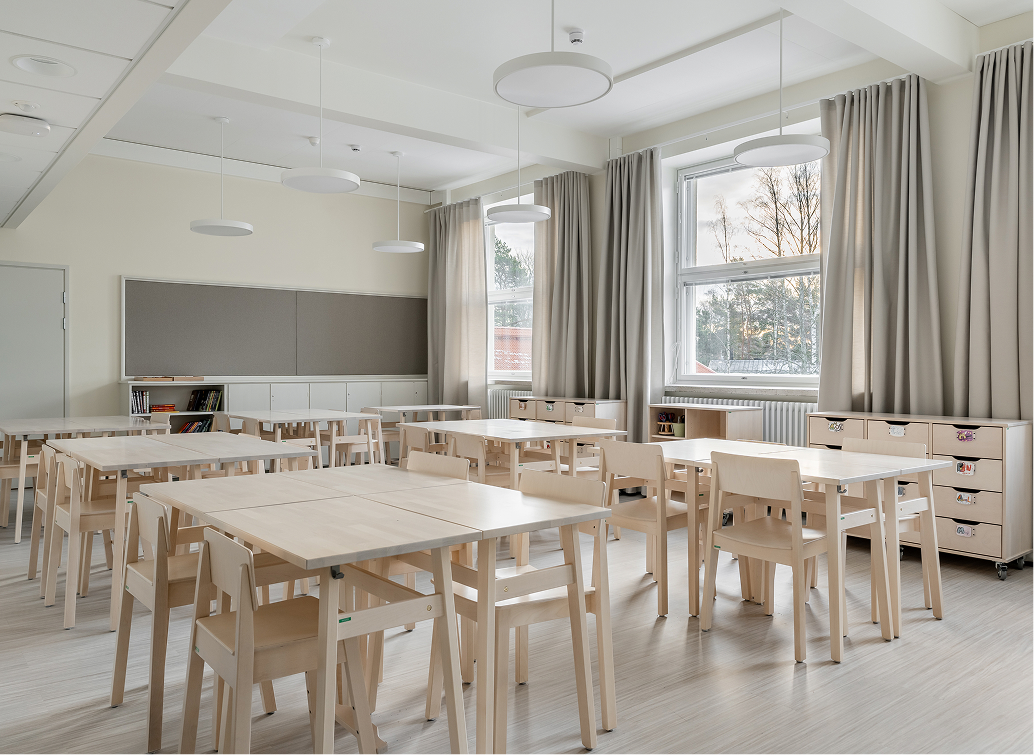 An empty classroom, displaying the interior design of classrooms at Hoplaxskolan in Munkkiniemi, Helsinki.