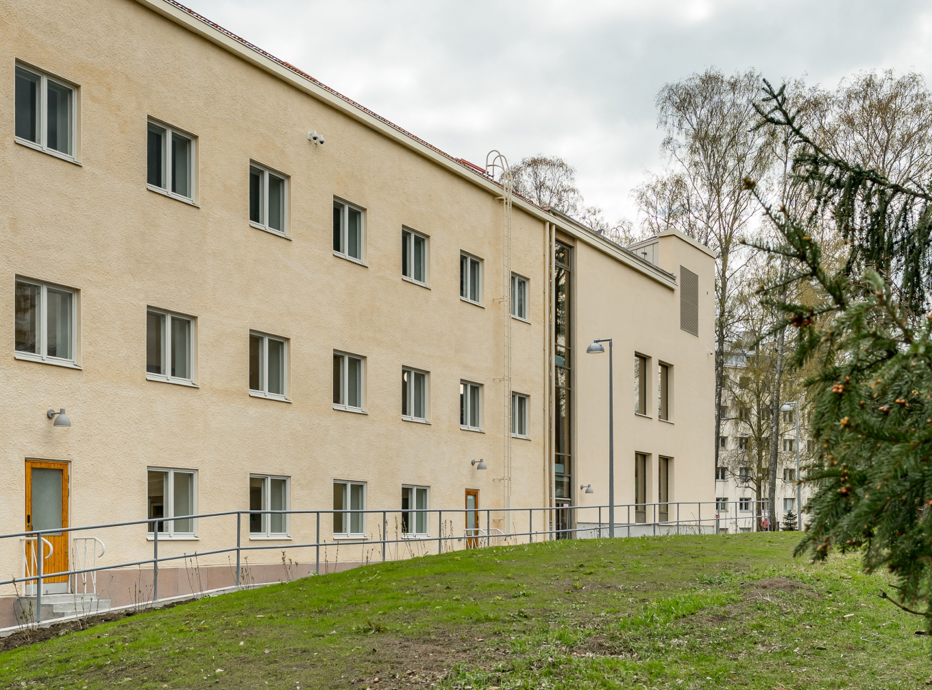 Dacade of the Backside of the Hoplaxskolan main building.